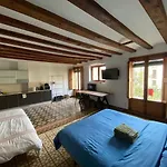 Lovely 2-Bed Apartment In Barcelonas Best Location